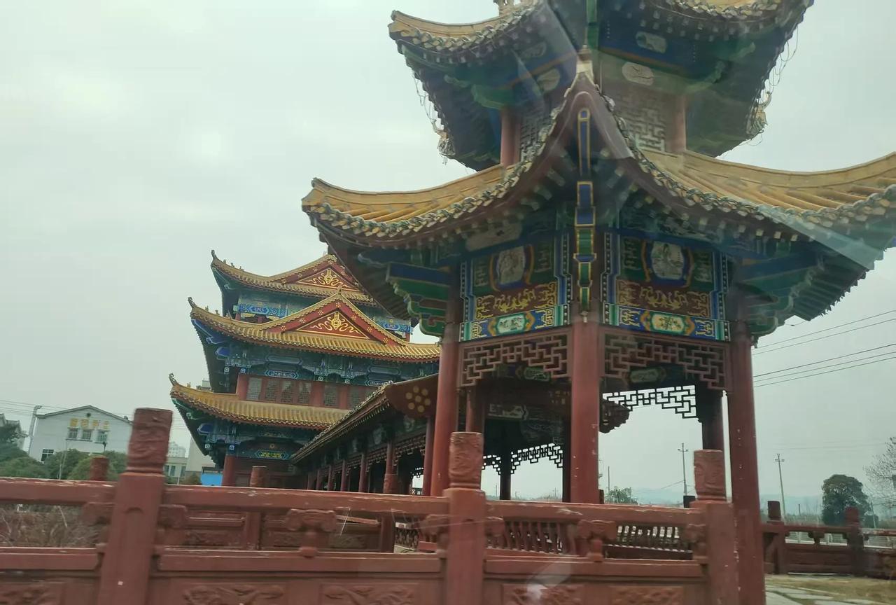 上次路过岳阳临湘市拍的照片，长安河上的仿古建筑，歇山顶建筑，这条河属于源潭河的上