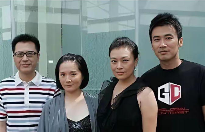 仔细看，左一是老戏骨王华英，左二是吴冕，最右边的是大帅哥柳云龙，三位都是顶呱呱老