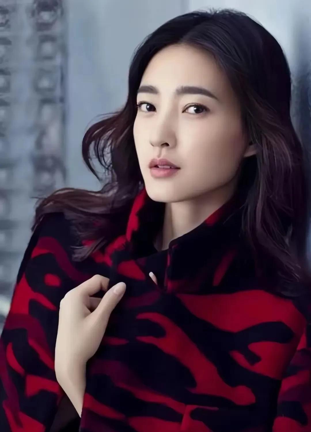 短剧的演员现在可能比吃了苍蝇还难受！
不是他们要没戏拍了，更不是报酬降低了，是他