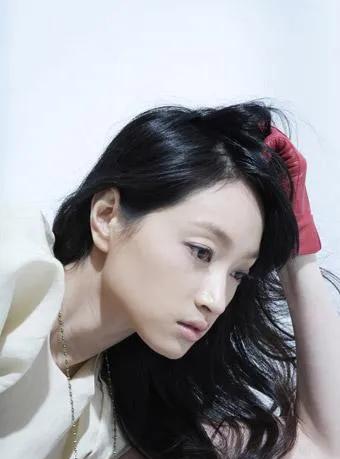 实话实说：演员沈佳妮的高颜值，都是被网友们吹捧出来的！
我觉得她的长相，在美女如