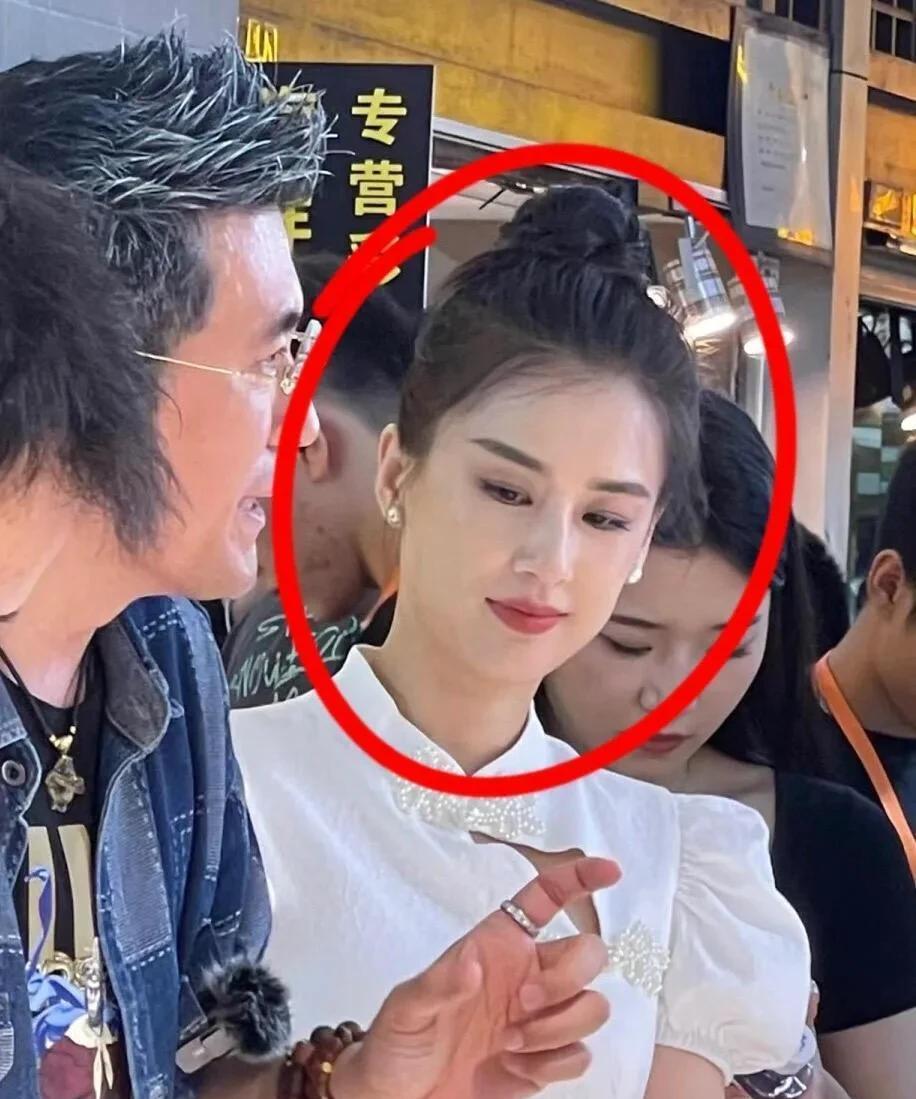 如果黄圣依皮肤再白点，
个子再高点，
那绝对是第二个刘亦菲吧？
因为她的长相也是