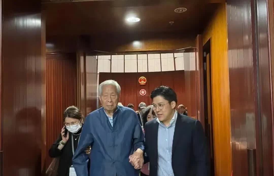 霍启刚陪施伯雄爷爷外出，全程搀扶情如祖孙，两家是世交相识40年