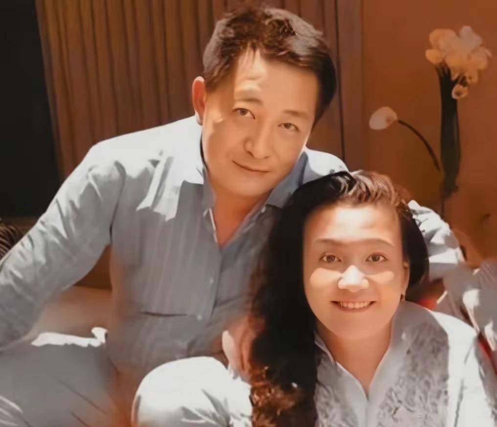 张兰与汪则翰那段早已落幕的婚姻，至今仍散发着神秘色彩，勾起大家的好奇。虽不能斩钉