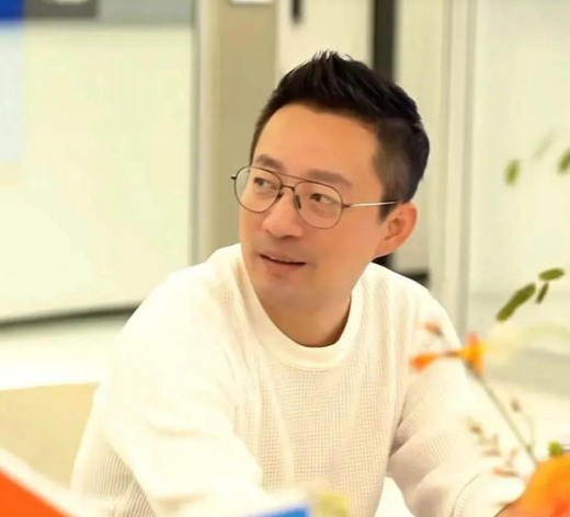 记者问王思聪：“你如今最羡慕谁？”王思聪想都没想，直接说道：“汪小菲，中年得粉的