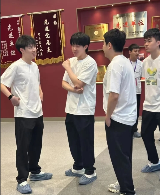 仔细看这张照片才发现，
有人被排挤了，
不是大头，
也不是林昀儒，
更不是黄友政
