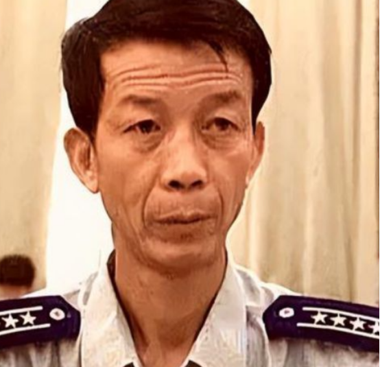 1996年，中国试飞员邹延龄出国执行试飞任务，在一次酒会上，一位外国女子靠近他耳