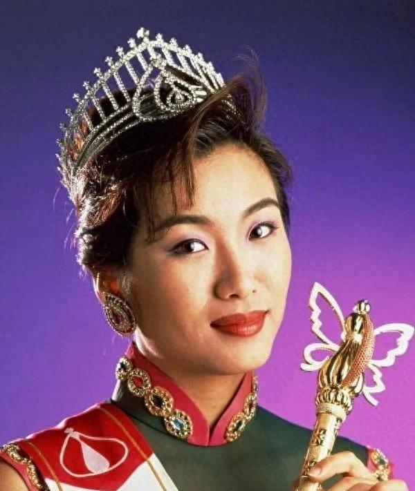 被嘲为“最差港姐冠军”的她，却嫁给男神被宠爱30年，她凭什么？
莫可欣当年夺冠，