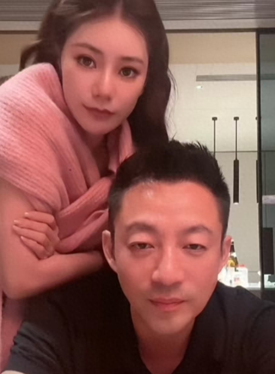 最近娱乐圈的五个瓜，一起来看看吧！
井柏然刘雯被曝疑似领证

网上有消息说