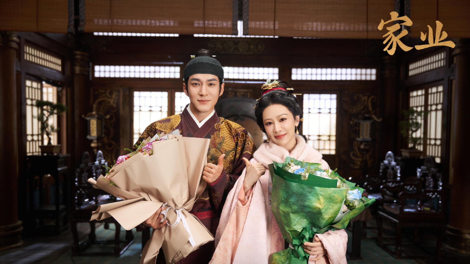 杨紫黑白毛绒礼服美上热搜，被韩东君吓出表情包！