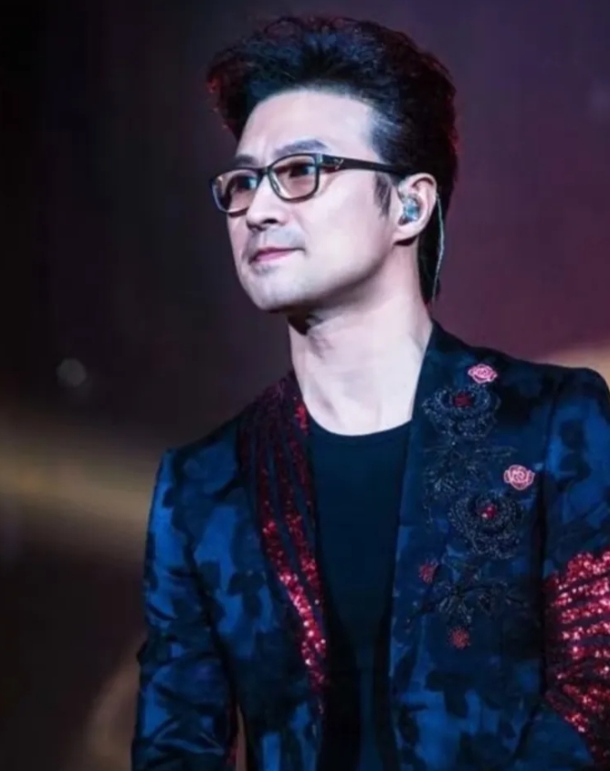 终于看明白了
为什么54岁的汪峰女人缘这么好
不是因为他长得帅，也不是因为他背景