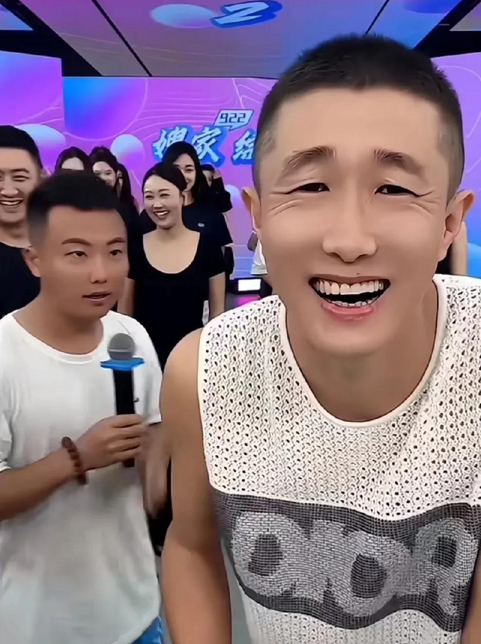 小胖：张二嫂给胡闹签了四份合同！胡闹永远给他师父留最后一丝面子！
       