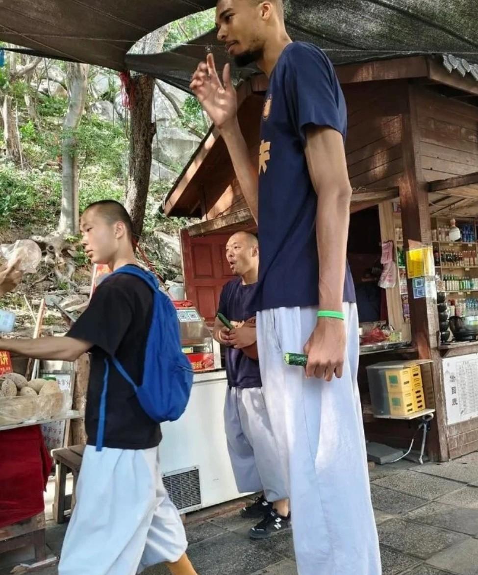 文班亚马真是接地气啊，跟少林寺僧人一样的吃斋念佛，在路边啃起了黄瓜。
文班亚马在