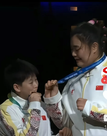 感谢央视不直播之恩，中国女篮大学生队击败美国女篮夺冠，有人说央视欠大学生们和她们