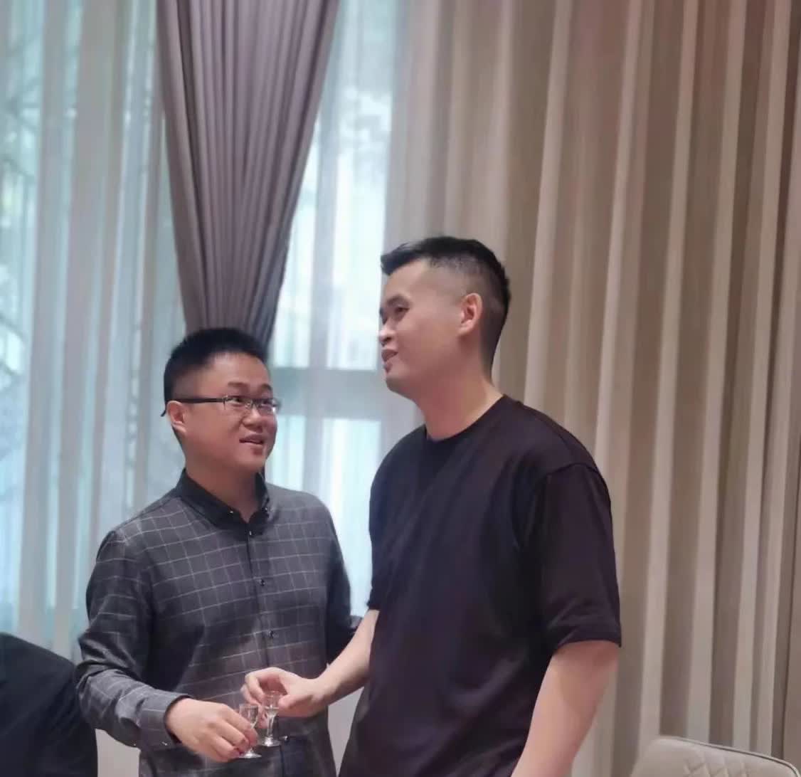 棋力不是顶尖，情商却是顶尖。
象棋江湖人情世故之京特敬酒。

刘京，知名象