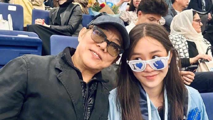 李连杰晒小女儿巴纳德学院毕业照！
