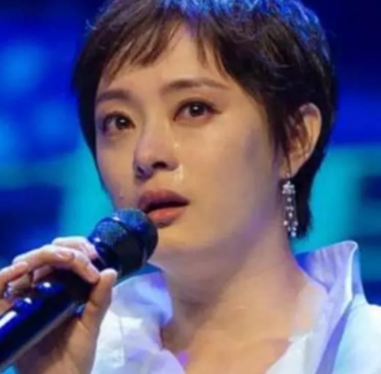 “每月就给我500块，资助不起装什么孙子！”2006年，贫困大学生向海清向媒体怒