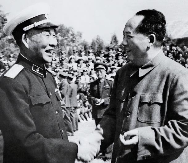一天，主席来到了萧劲光的里，俩人刚聊了一会，主席就说道:“听说你这里还有不少宝贝