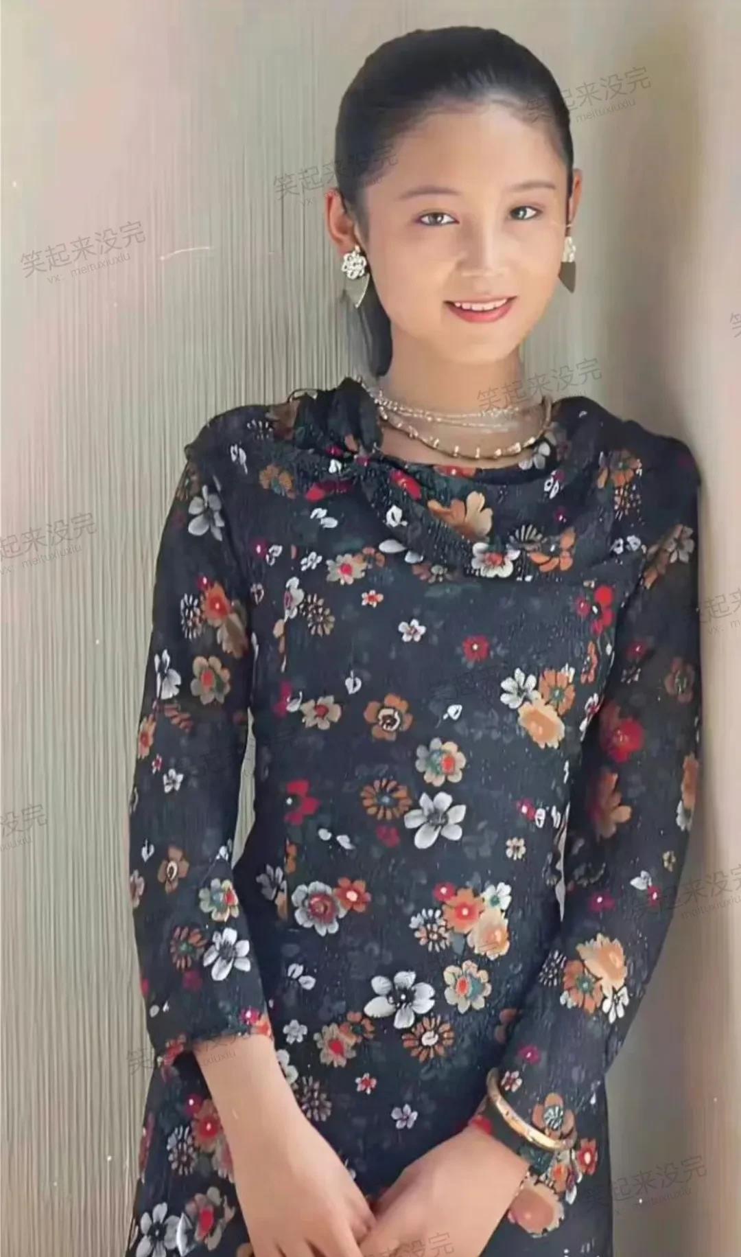 我还是第一次看陈红这张照片呢？估计这照片年头不短了，看她这身打扮有点土气，耳朵戴