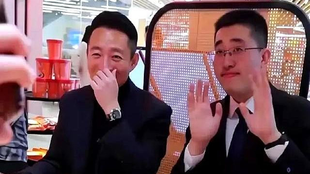 汪小菲带员工小井一起吃饭，还贴心帮忙夹菜！网友：老板还缺人吗