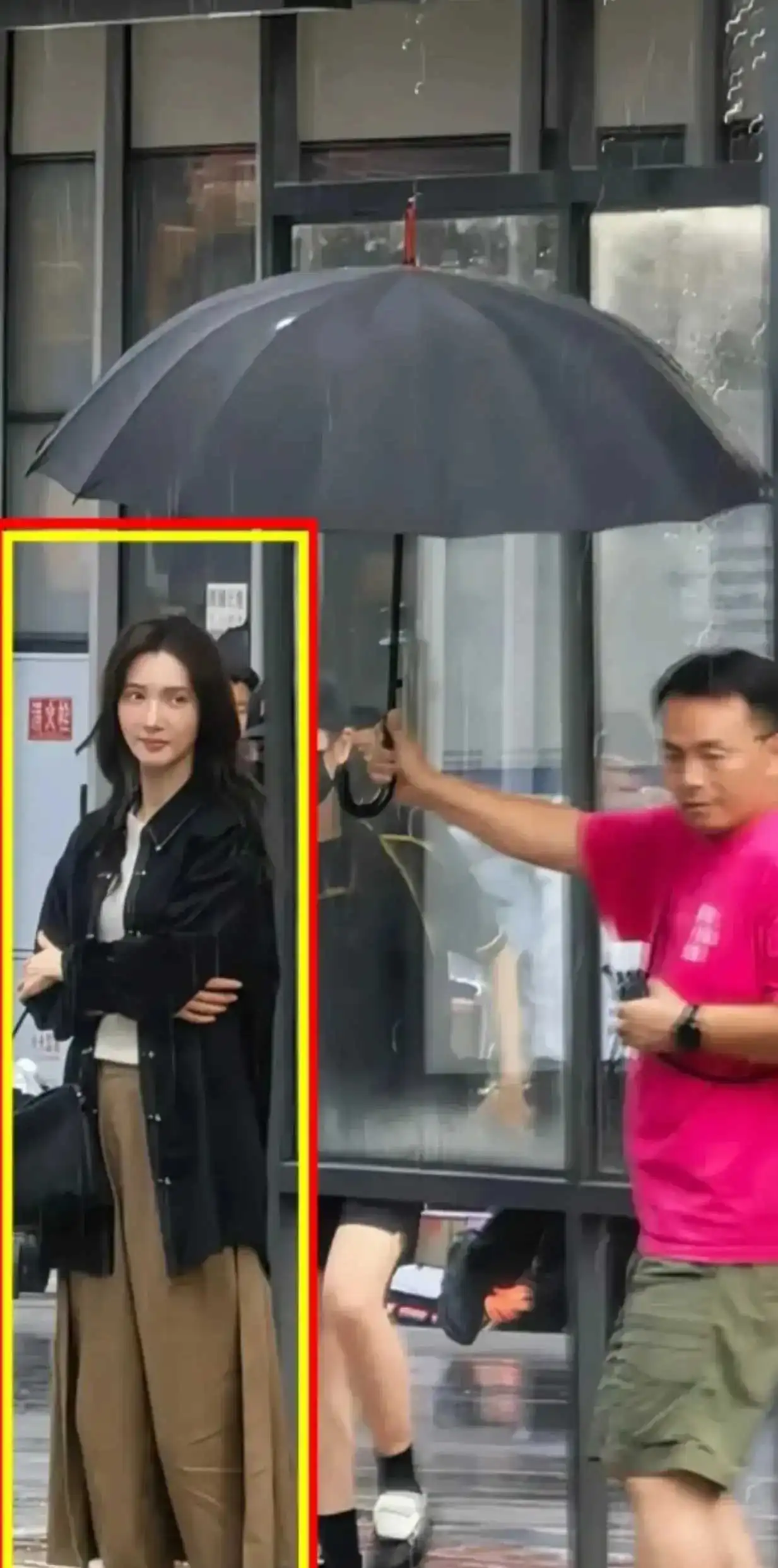 不怪大叔不敢跟她对视，确实迷人。
