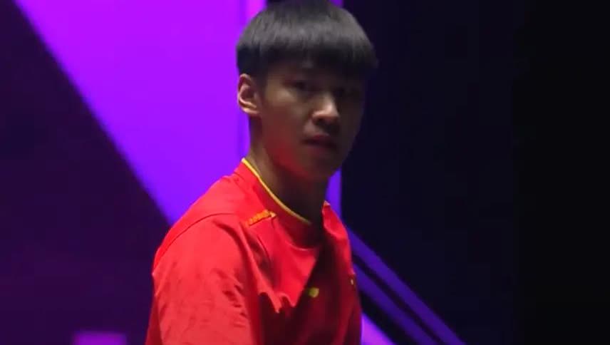 薛飞只是来打个酱油，
结果把张本送回了老家，
这下让王励勤坐不住了，
踏破