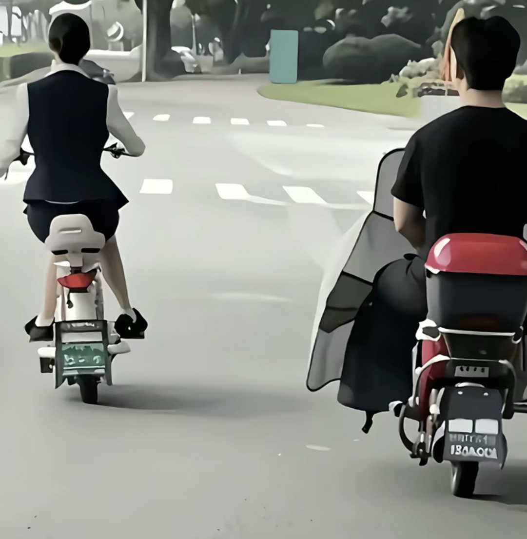 这小子不好好骑电车在干嘛呢？