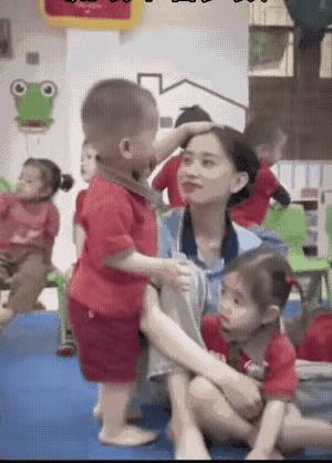 开心一笑：在老师同意的情况下，小男孩亲了一下她的额头，老师都害羞了。
这孩子情商