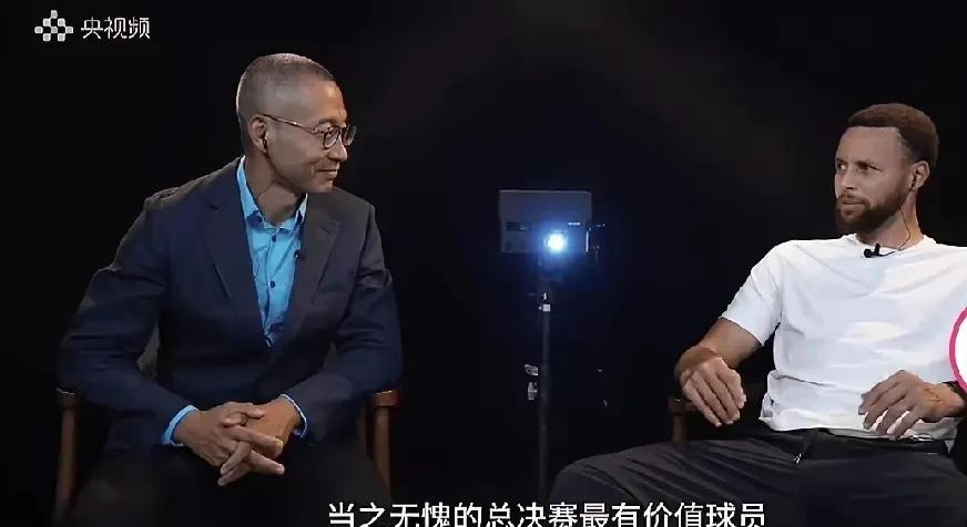 库里中国行，接受于嘉采访时谈到了杜兰特的两连FMVP奖杯。
库里的话里充满着对杜