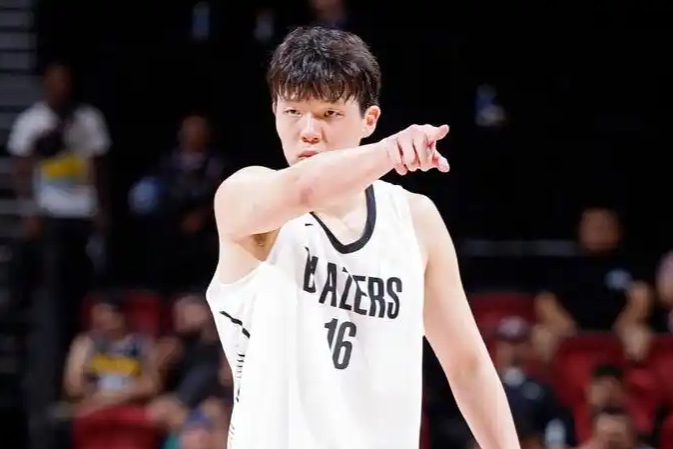 根据此前的报道，杨瀚森不会出战男篮亚洲杯的比赛。
篮球评论员苏群发文谈到了此事，
