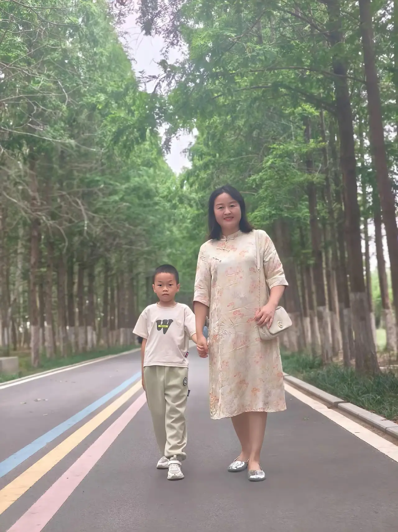 儿子经常建议我穿牛仔裤和裙子