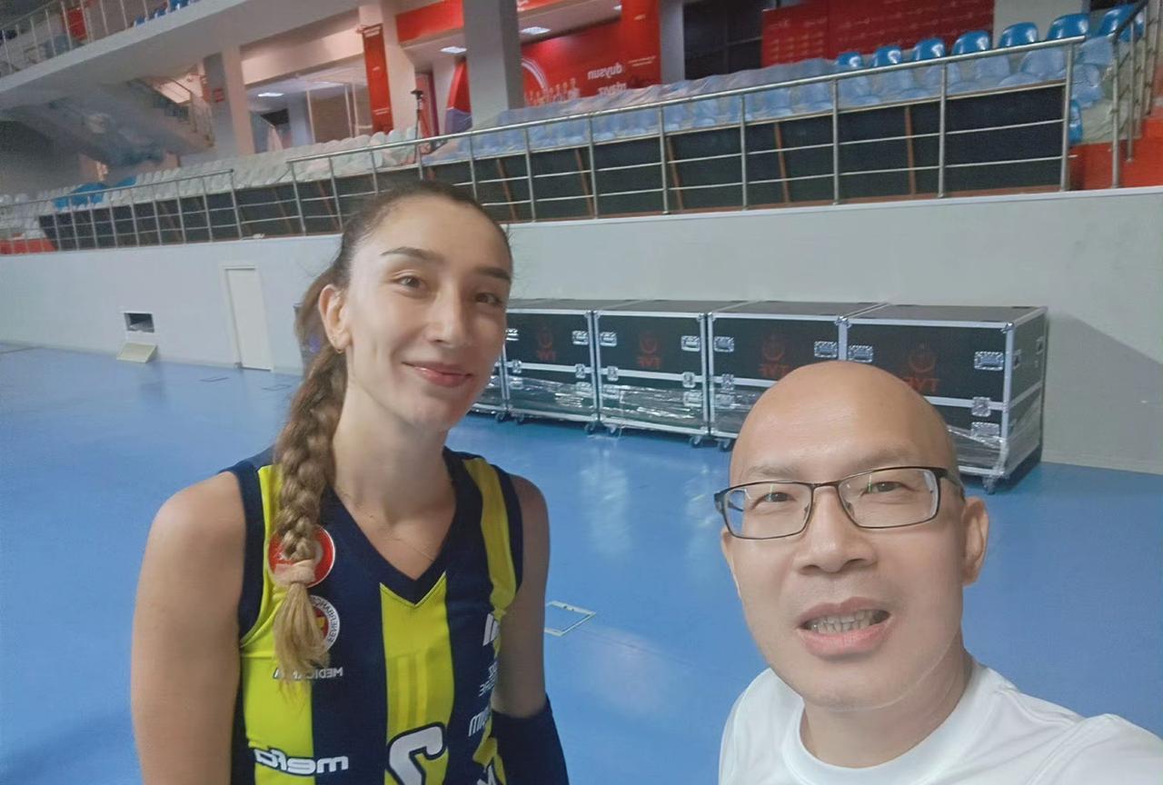 天津女排与费内巴切的比赛已经结束，天津女排以2-3负于对手。据活跃在土超意甲的著