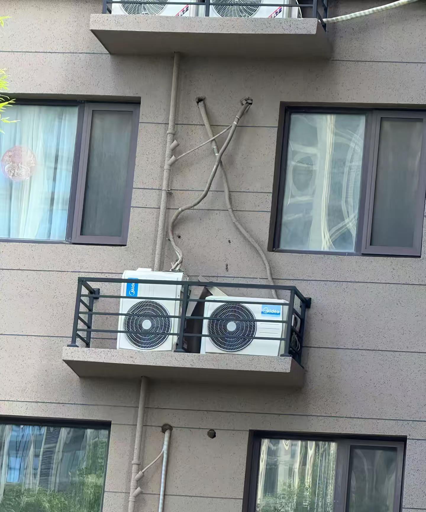 空调维修同事修空调拍到的图片