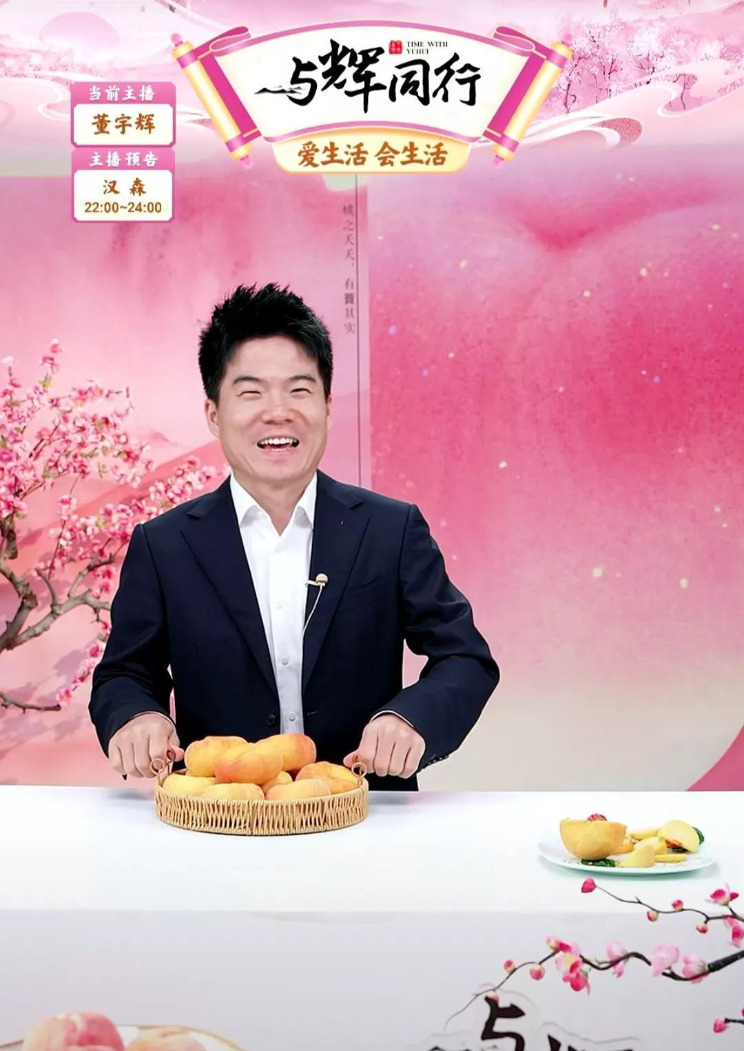 董宇辉出差半月回归，一回来直接把磨拉满，4小时连续霸榜，并透露五项工作安排。
1