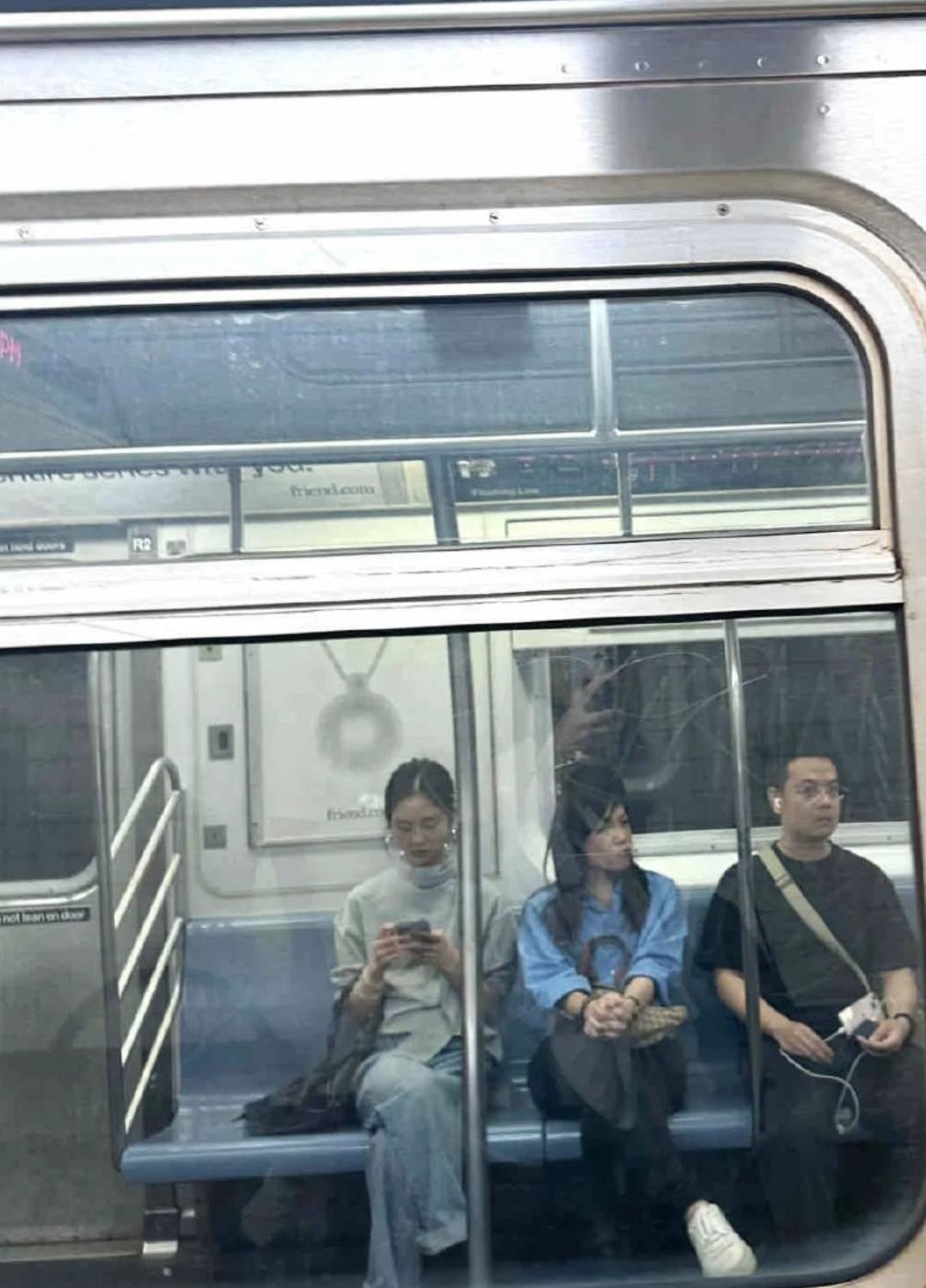网友美国纽约偶遇黄磊女儿黄多多。
看照片，应该是黄多多自己在乘坐地铁，身边也没看