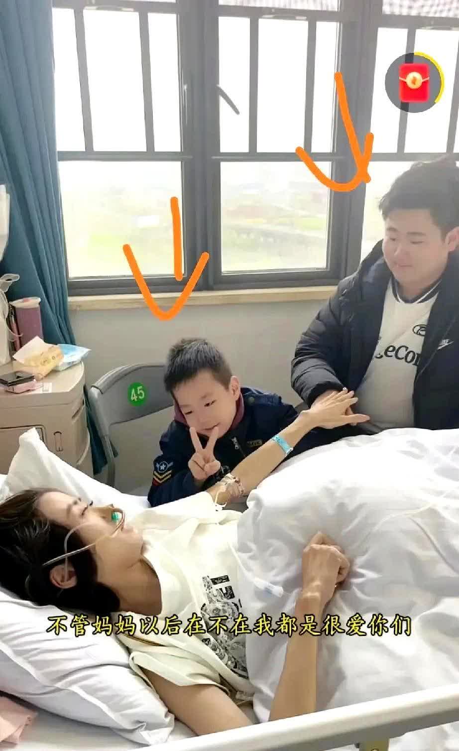 玲宝现在几乎都是躺着，走路都没力气，得坐轮椅。

两眼发直，儿子在跟前晃悠也