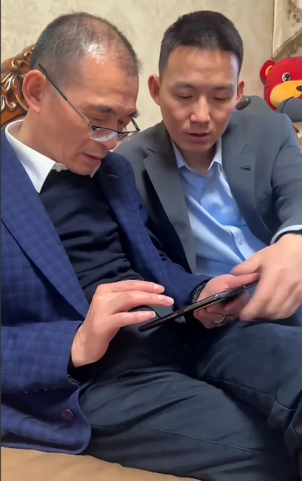 不得不承认，

像谢浩南这种人，想不成功都难。

在面对这么大狂风暴雨般的舆论承