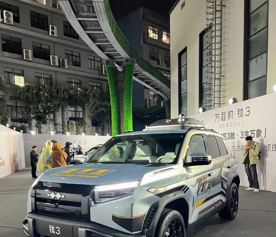 比亚迪方程豹钛3上市仅10天，全国4S店被挤爆！这款号称“年轻人爆款单品”的硬派