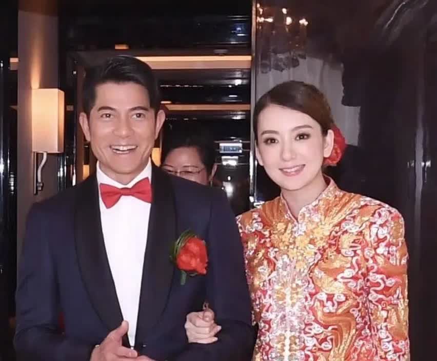郭富城对方媛明媒正娶，还回去方媛娘家安徽摆了回门宴，所以他非常尊重女方家。

