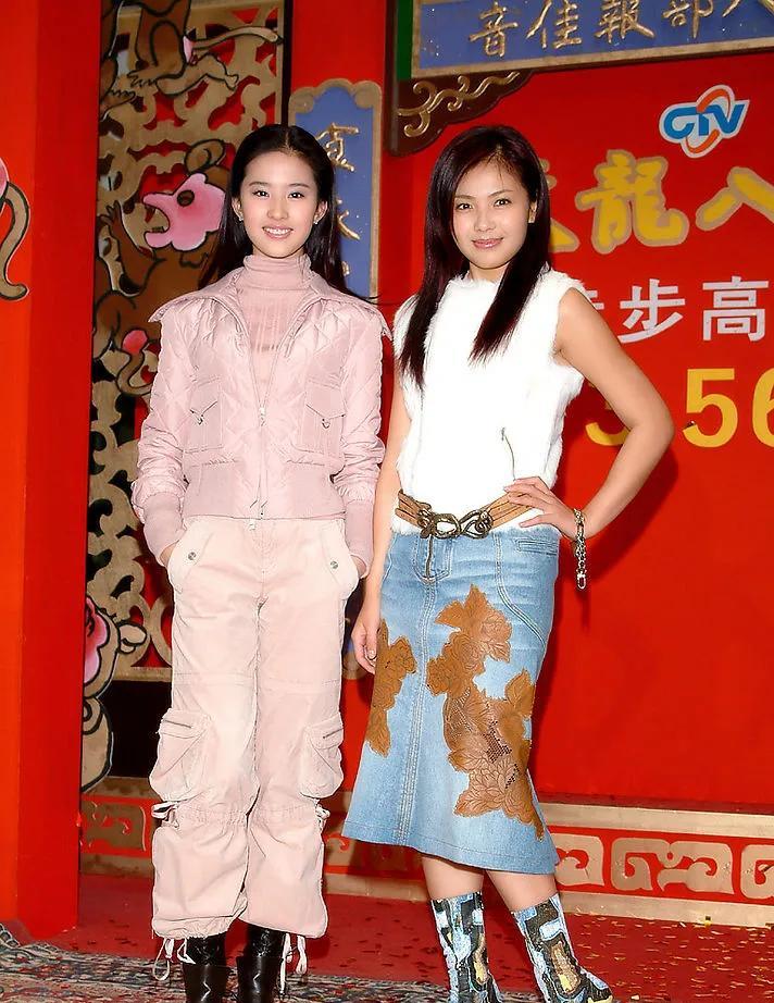 原来26岁的刘涛早就护住了16岁的刘亦菲，主持人问刘亦菲：“林志颖、陈柏霖、胡军