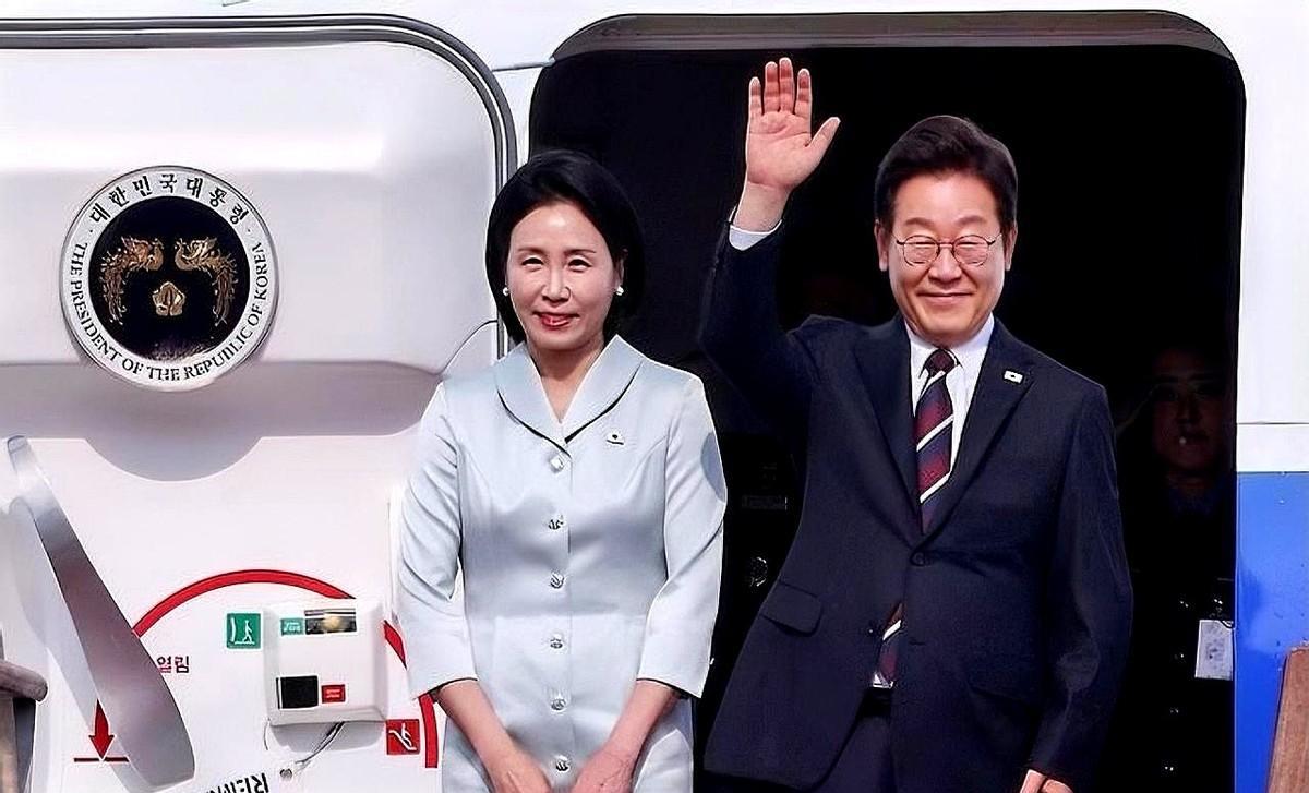 当地时间16日，韩国总统李在明从首尔机场启程出发加拿大出席峰会，这也是他就任总统