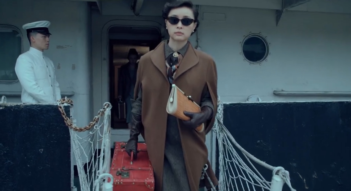《沉默的荣耀》中吴越扮演的朱枫作为吴石的交通员抵达台湾，下船时穿的这个棕色披风式