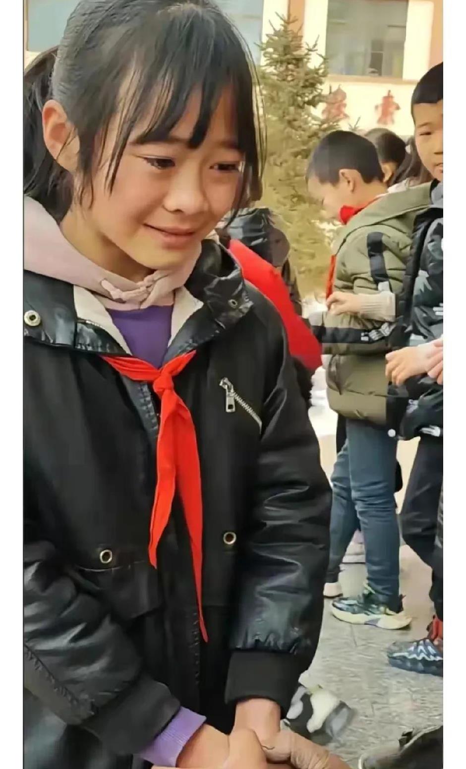 人们的悲欢不尽相同，当我得知这个女孩去世的时候，仿佛感受到老天的无情。天地不仁，