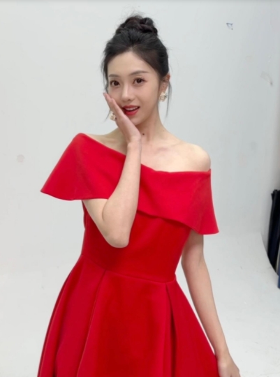 王家茵红裙倩影：一字肩展露优美线条，尽显温婉迷人魅力


