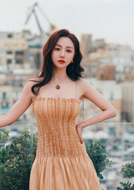 杨蓉43岁了？穿吊带裙身材超绝状态佳