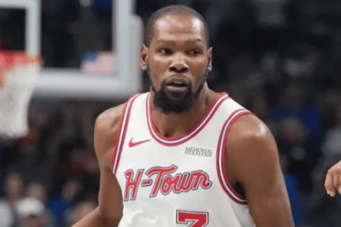 NBA常规赛全场战罢，火箭以104-110不敌独行侠。
本场比赛，火箭球员凯文-