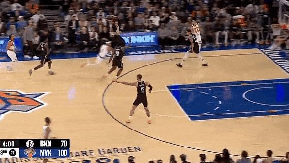 哈特晃飞两人防守上篮打进，尼克斯一波25-8领先篮网32分