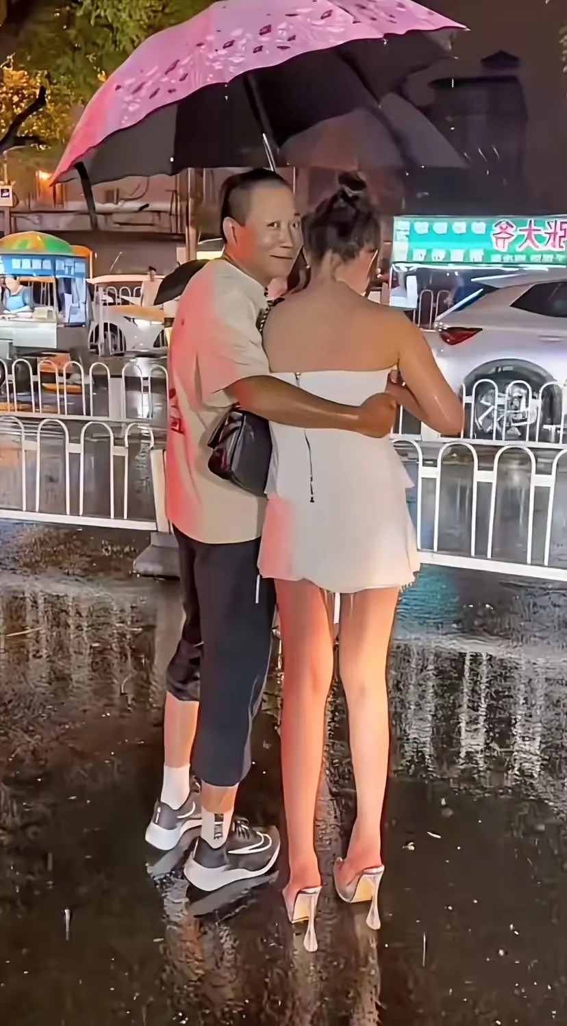 看把他美得，还偷着笑呢。