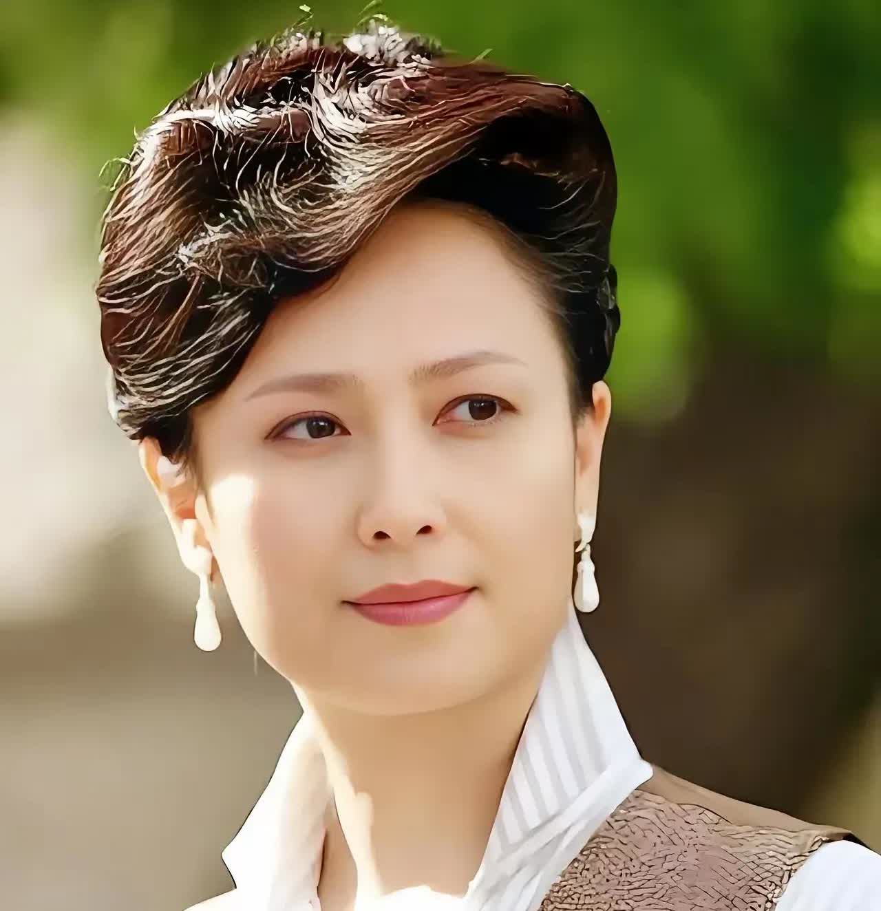 演员左翎有两段婚姻，其感情经历如下：

一、第一段婚姻：1986年，左翎在拍