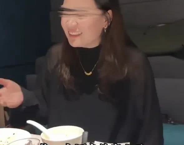 某女子在高端饭局上炫耀