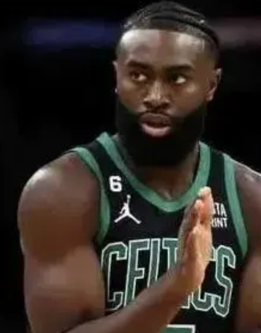 NBA最精明的打工人出现了！
当全联盟还在为顶薪合同扯皮时
杰伦布朗闷声签下3.